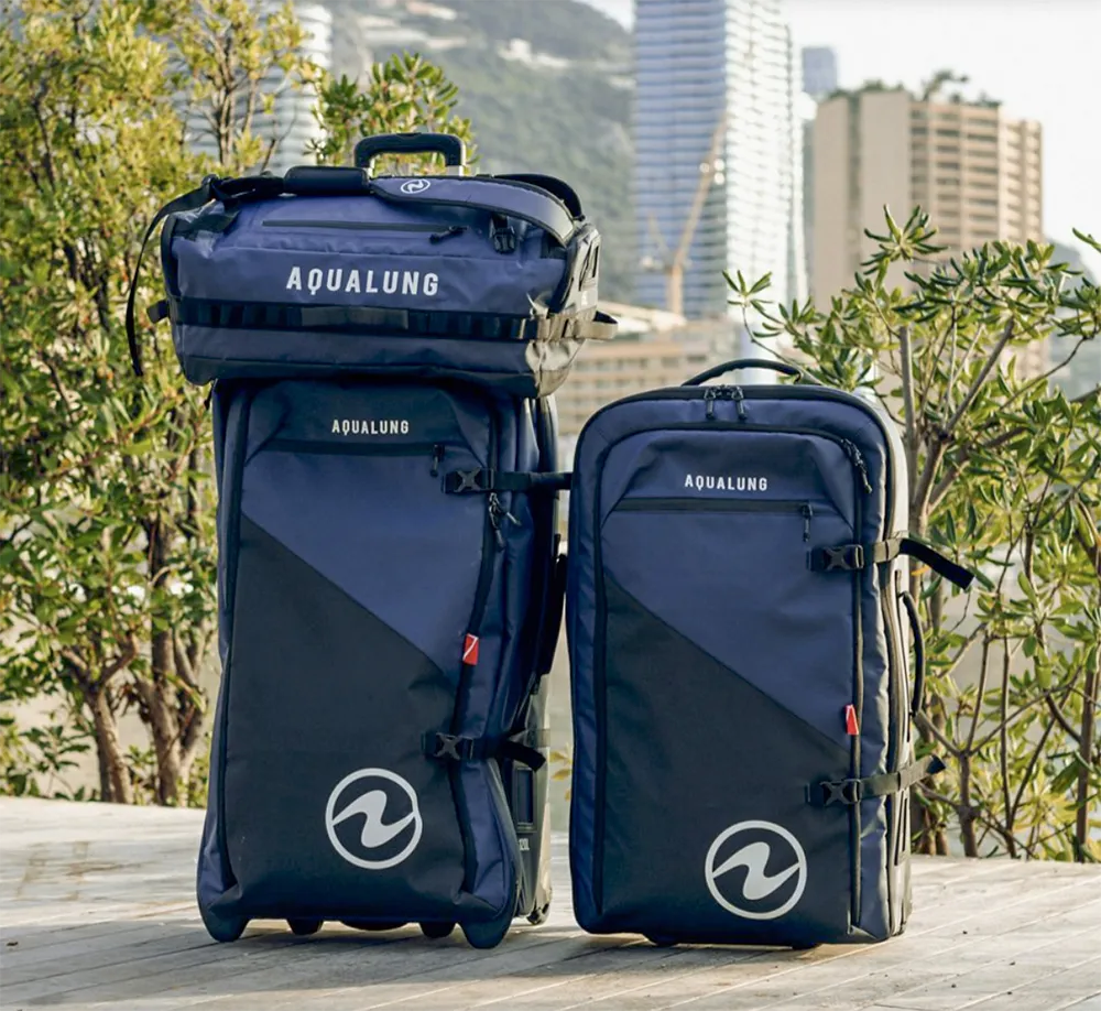 valises et sac aqualung explorer présentés devant un décor naturel